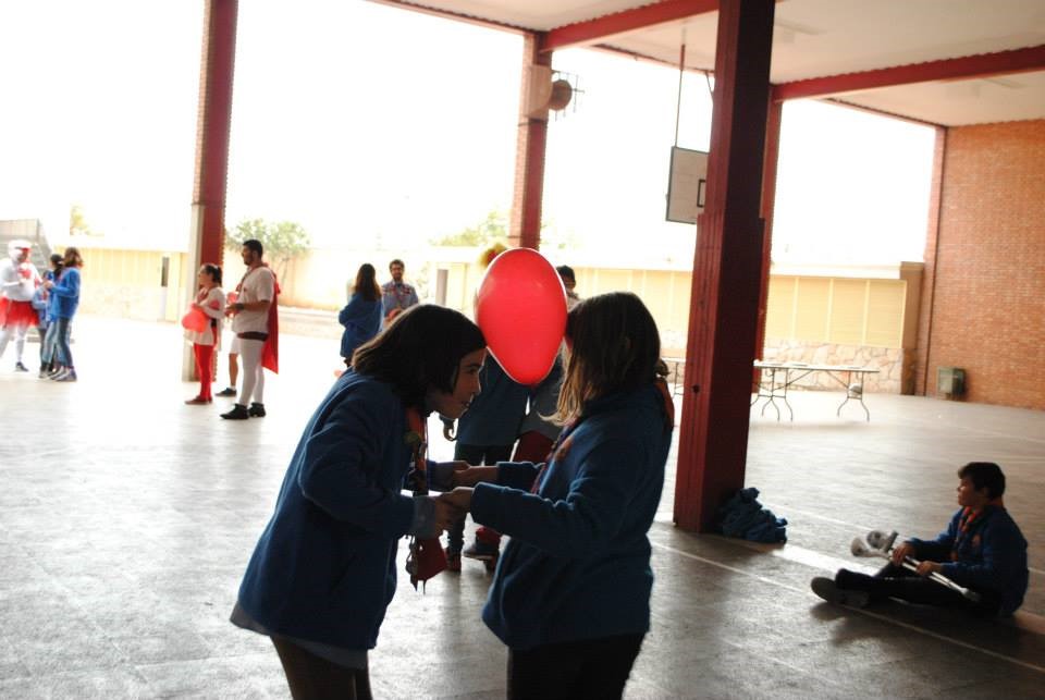 Lobatos jugando a los globos del amor